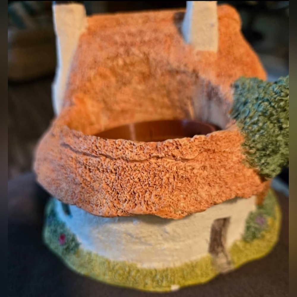 Vintage Cottagecore Resin Thatch Roof Planter Flowers - Picture 4 of 4